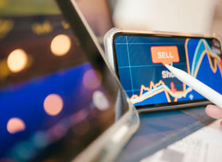 Analyse de Bitcoin, d'Ethereum et des options forex par un trader actif sur plusieurs marchés